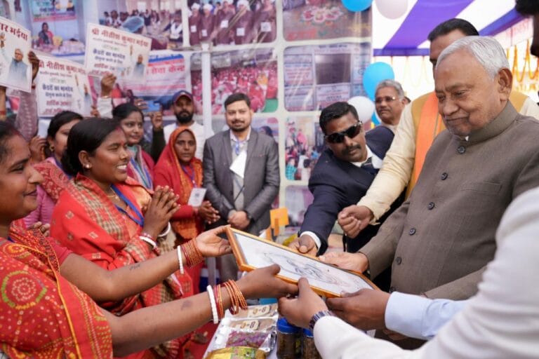 सीवान में विकास की रफ्तार तेज, मुख्यमंत्री नीतीश कुमार ने समृद्धि यात्रा के तहत 202 करोड़ की योजनाओं का किया शिलान्यास–उद्घाटन 9 IMG-20260122-WA0305