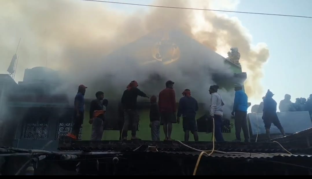 शॉर्ट सर्किट से उजड़ी रोज़ी-रोटी: पीरपैंती के प्यालापुर में किराना दुकान में भीषण आग, लाखों का नुकसान 1 Screenshot_2026-01-27-15-38-32-64_6012fa4d4ddec268fc5c7112cbb265e7