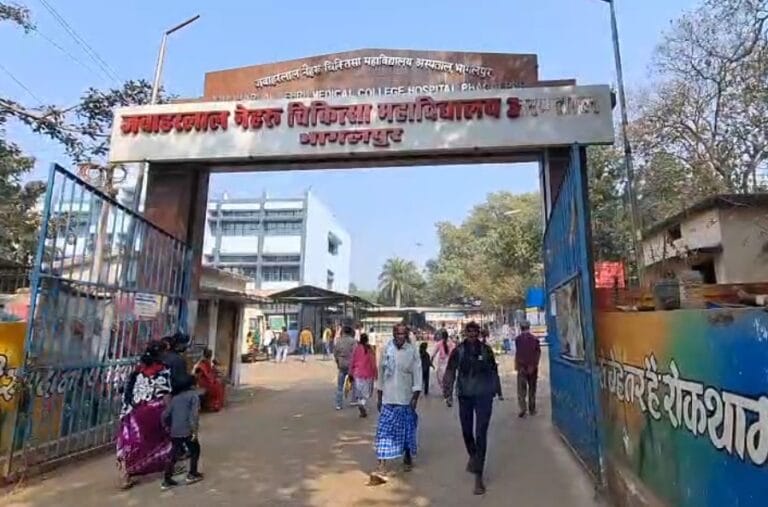 मधेपुरा में सो रहे परिवार पर जानलेवा हमला: जड़ी-बूटी विक्रेता के तीन सदस्य गंभीर, मायागंज रेफर 11 Screenshot_2026-02-18-16-36-20-70_6012fa4d4ddec268fc5c7112cbb265e7