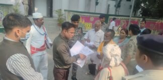 भागलपुर में डीएम की खास पहल: देर से पहुंचे फरियादियों को खुद अंदर ले जाकर सुनी समस्याएं