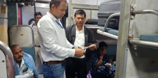 बिना टिकट यात्रियों पर रेलवे का बड़ा प्रहार: फरक्का एक्सप्रेस में विशेष छापेमारी, वसूला लाखों का जुर्माना