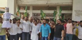 TMBU में छात्र राजद का जबरदस्त हंगामा: प्रभारी कुलपति का फूंका पुतला, दोहरे पदभार को लेकर विश्वविद्यालय में भारी आक्रोश