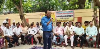 DEO कार्यालय पर शिक्षकों का हल्लाबोल: प्रमोशन समेत 9 सूत्री मांगों को लेकर जोरदार प्रदर्शन, आंदोलन की चेतावनी