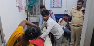 दोगच्छी में भीषण सड़क हादसा: तिलक समारोह से लौट रहे युवकों की बाइक ट्रैक्टर में घुसी, 3 की हालत नाजुक