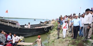 भागलपुर: अब गंगा की लहरों पर सुगम होगा सफर, DM-SSP ने खुद नाव पर चढ़कर लिया सुरक्षा का जायजा