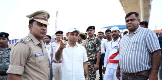 भागलपुर: बरारी घाट की व्यवस्थाओं का जायजा लेने खुद उतरे DM और SSP, यात्रियों से लिया ‘किराये’ का फीडबैक