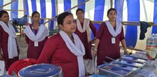 भागलपुर: बरारी घाट पर ‘जीविका दीदियों’ का कमाल, मात्र ₹50 में मिल रहा घर जैसा भरपेट भोजन