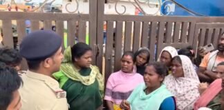 पीरपैंती में विस्थापित आदिवासियों का फूटा गुस्सा: पावर प्लांट के गेट पर जोरदार प्रदर्शन, पुनर्वास को लेकर दी बड़ी चेतावनी