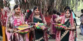 वट सावित्री व्रत: सुहागिनों ने बरगद को बांधा रक्षासूत्र, पति की लंबी उम्र के लिए की विशेष पूजा-अर्चना
