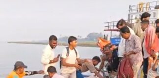 बीच गंगा में खराब हुआ यात्रियों से भरी नाव का इंजन, SDRF ने सभी का किया सुरक्षित रेस्क्यू