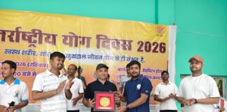 12वां अंतर्राष्ट्रीय योग दिवस: सैंडिस कंपाउंड में उमड़ा जनसैलाब, DM डॉ. नवल किशोर चौधरी ने दीप जलाकर किया भव्य शुभारंभ