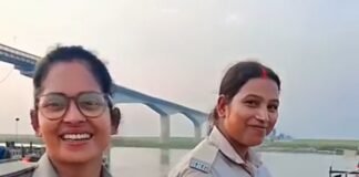 विक्रमशिला सेतु संकट के बीच ‘रील्स’ का शौक: सुरक्षा ड्यूटी छोड़ गंगा की लहरों पर नाव पर ठुमके लगाती महिला होमगार्ड का वीडियो वायरल