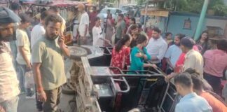 भागलपुर के कचहरी चौक पर दो ई-रिक्शा में भीषण टक्कर: आधा दर्जन से अधिक यात्री गंभीर रूप से घायल