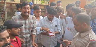 TMBU कुलपति को चूड़ी भेंट कर ABVP ने जताया अनोखा विरोध, विश्वविद्यालय में अराजकता और भ्रष्टाचार के खिलाफ खोला मोर्चा