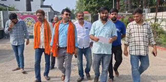 भारत भूषण तिवारी हत्याकांड: निष्पक्ष जांच की मांग तेज, जागरूक नागरिकों ने राज्यपाल के नाम डीएम को सौंपा ज्ञापन