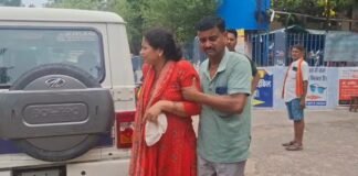 विक्रमशिला सेतु पर भीषण सड़क हादसा: साइकिल सवार को बचाने के चक्कर में बाइक अनियंत्रित, पति-पत्नी गंभीर रूप से घायल
