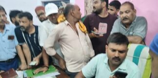 रिचार्ज के बाद भी अंधेरे में डूबे घर, मुजाहिदपुर बिजली दफ्तर में उपभोक्ताओं का जोरदार हंगामा; अधिकारी मौन
