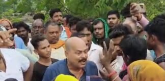 भीषण सड़क हादसा: तेज रफ्तार हाइवा का टायर फटा, झोपड़ियों पर पलटने से महिला और दो बच्चों सहित 3 की दर्दनाक मौत