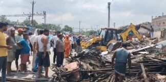 सबौर में अतिक्रमण पर चला प्रशासन का बुलडोजर: प्रखंड कार्यालय के सामने आधा दर्जन अवैध दुकानें और मकान ध्वस्त