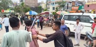 भागलपुर रेलवे स्टेशन पर यात्रियों का हाईवोल्टेज ड्रामा: बच्चे के गले से सोने का लॉकेट छीन भाग रहा झपटमार रंगे हाथों दबोचा