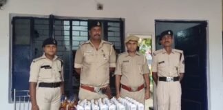 भागलपुर में पुलिस गाड़ी से टकराई शराब तस्कर की बाइक: 99 बोतल विदेशी शराब छोड़ भागा धंधेबाज, तफ्तीश में जुटी पुलिस