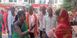 भागलपुर: कचहरी चौक पर प्रेमी के संग दिखी विवाहिता, बीच सड़क पर चले लात-घूंसे