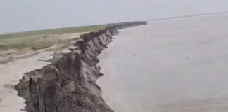 भागलपुर में गंगा का रौद्र रूप: राघोपुर जमींदारी बांध में भीषण कटाव, जल संसाधन विभाग का कैंप कार्यालय नदी में समाया