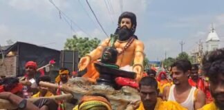 अनोखी शिवभक्ति: कांवड़ पर रावण को बिठाकर अजगैबीनाथ से बाबा धाम निकले श्रद्धालु, 150 किलो की कांवड़ बनी आकर्षण का केंद्र