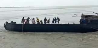 नौका पलटने के बाद 19 मजदूरों का सफल रेस्क्यू, 2 की तलाश जारी