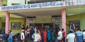 सुलतानगंज अंचल कार्यालय में बाढ़ पीड़ितों का जोरदार हंगामा: 4 दिनों से डूबे हैं घर, राहत न मिलने से आक्रोशित महिलाओं ने घेरा दफ्तर