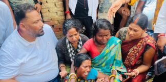 राघोपुर में बाढ़ की भयावह तस्वीर देख भड़के पप्पू यादव, 100 से अधिक महिलाओं को बांटी आर्थिक मदद