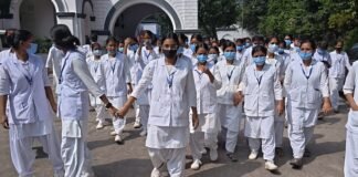 8 महीने से पानी को तरसीं ANM छात्राएं! 6 दिनों से बढ़ी मुसीबत, DM के दरबार पहुंचा छात्राओं का गुस्सा—24 घंटे में पानी का भरोसा
