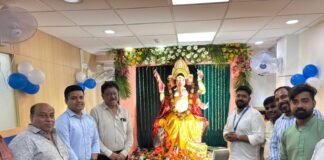एचडीएफसी बैंक में गूंजे गणपति के जयकारे, पूजा के बाद भंडारे में उमड़े लोग