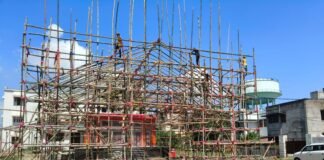 मुस्लिम कारीगर बना रहे मां दुर्गा का भव्य पंडाल, कृष्ण लीला की 3-डी झांकी देगी भाईचारे का संदेश
