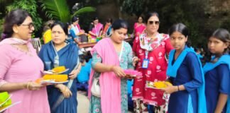 रोटरी विक्रमशिला पिंक की पहल: 200 बच्चों को शैक्षणिक सामग्री, 60 छात्राओं को सैनिटरी पैड वितरित