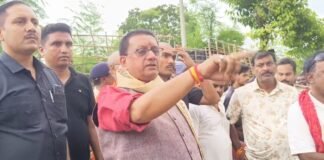 राघोपुर में गंगा का रौद्र रूप, मंदिरों के बाद रेलवे लाइन पर संकट; कटाव का मंत्री ने लिया जायजा