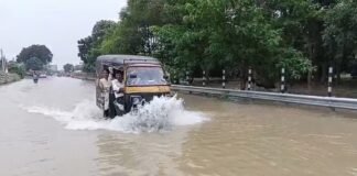 भागलपुर में गंगा का तांडव: NH-80 पर चढ़ा 4 फीट बाढ़ का पानी, पटना से टूट सकता है सड़क संपर्क