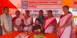 बाढ़ के संकट के बीच राहत शिविर में आंगनबाड़ी कर्मियों ने गर्भवती शोभा देवी की कराई गोद भराई, लगाया सिंदूर