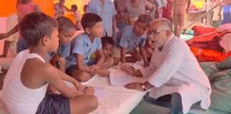 बाढ़ राहत शिविर में बच्चों ने थामी रंग-कूची, मंजूषा कला से खिल उठा हुनर